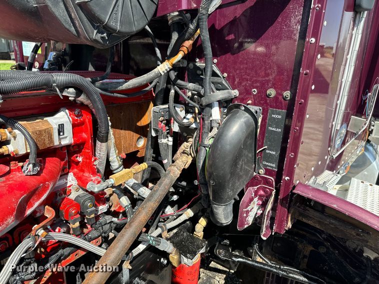 image for item DX0466 2010 Peterbilt 386 semi truck