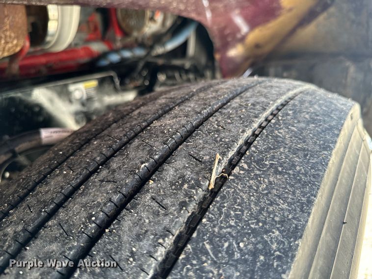 image for item DX0466 2010 Peterbilt 386 semi truck