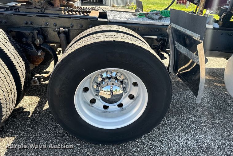 image for item DX0466 2010 Peterbilt 386 semi truck