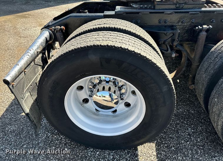 image for item DX0466 2010 Peterbilt 386 semi truck