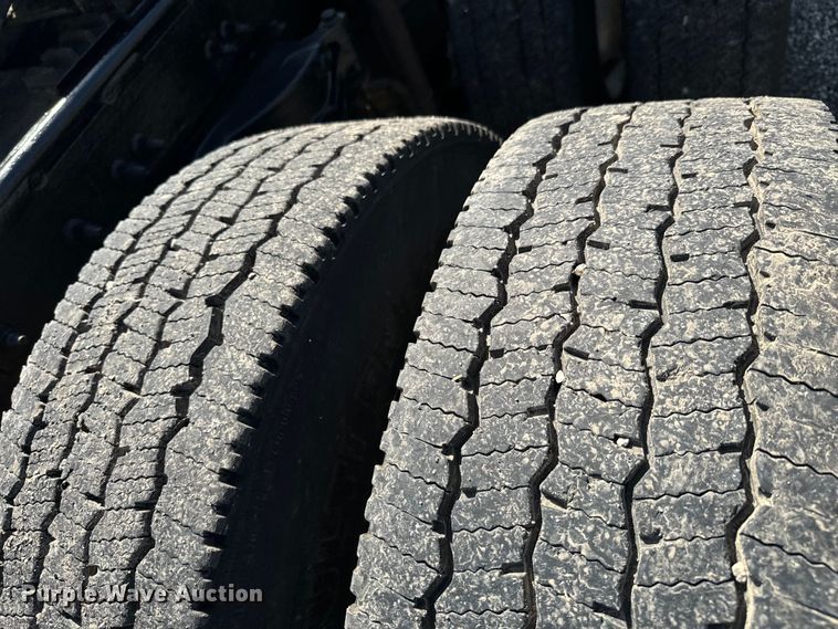 image for item DX0466 2010 Peterbilt 386 semi truck