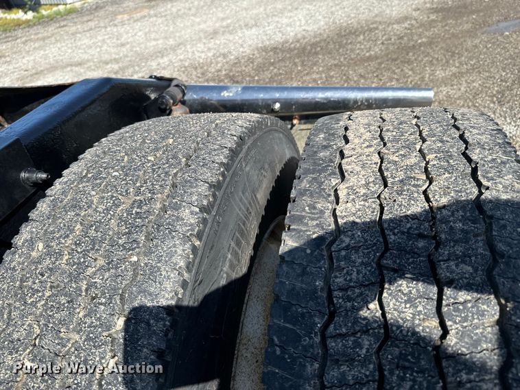 image for item DX0466 2010 Peterbilt 386 semi truck