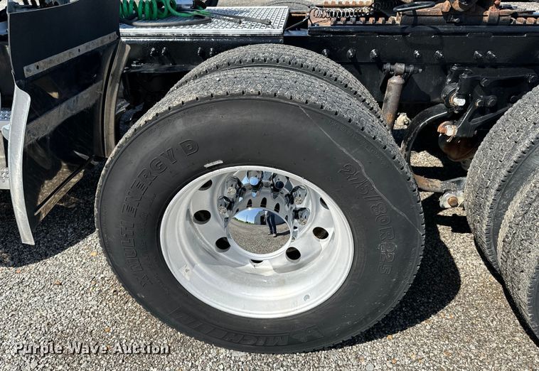 image for item DX0466 2010 Peterbilt 386 semi truck