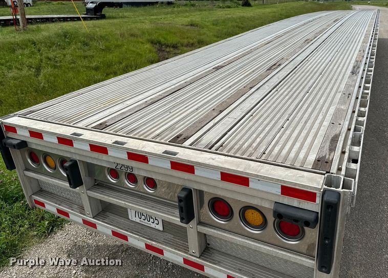 image for item DX0527 2020 Reitnouer flatbed trailer
