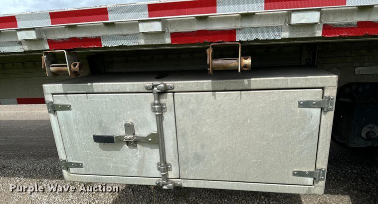 image for item DX0527 2020 Reitnouer flatbed trailer