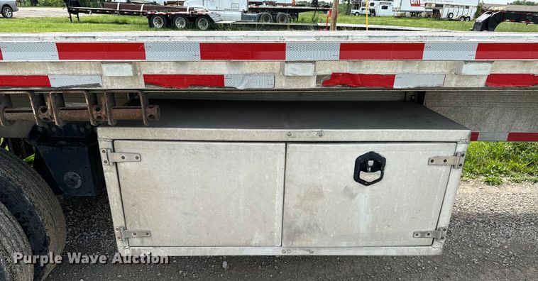 image for item DX0527 2020 Reitnouer flatbed trailer