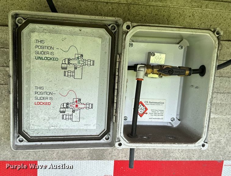 image for item DX0527 2020 Reitnouer flatbed trailer