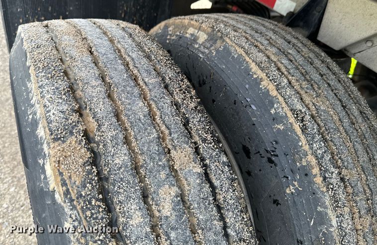 image for item DX0527 2020 Reitnouer flatbed trailer