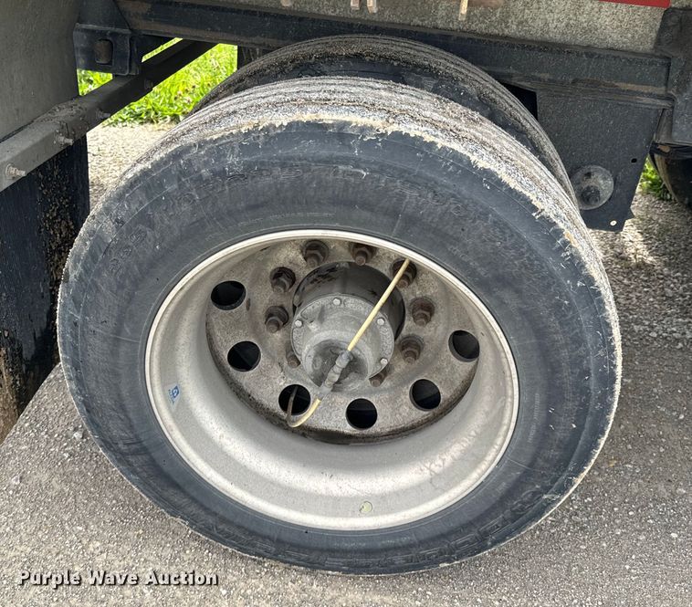 image for item DX0527 2020 Reitnouer flatbed trailer