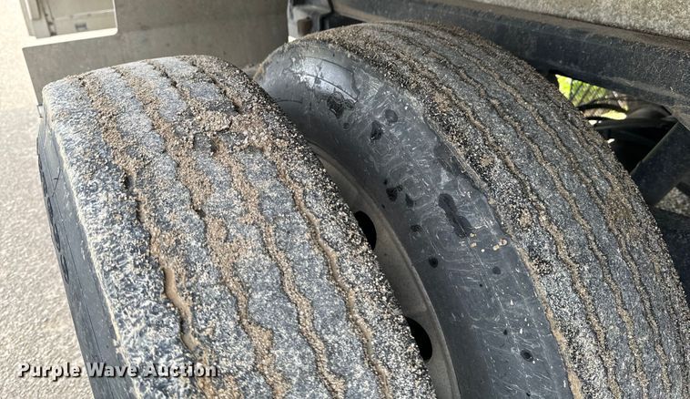 image for item DX0527 2020 Reitnouer flatbed trailer