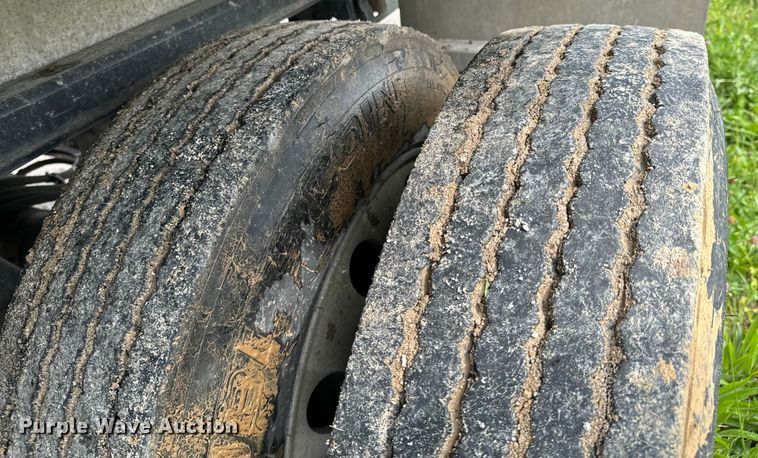 image for item DX0527 2020 Reitnouer flatbed trailer