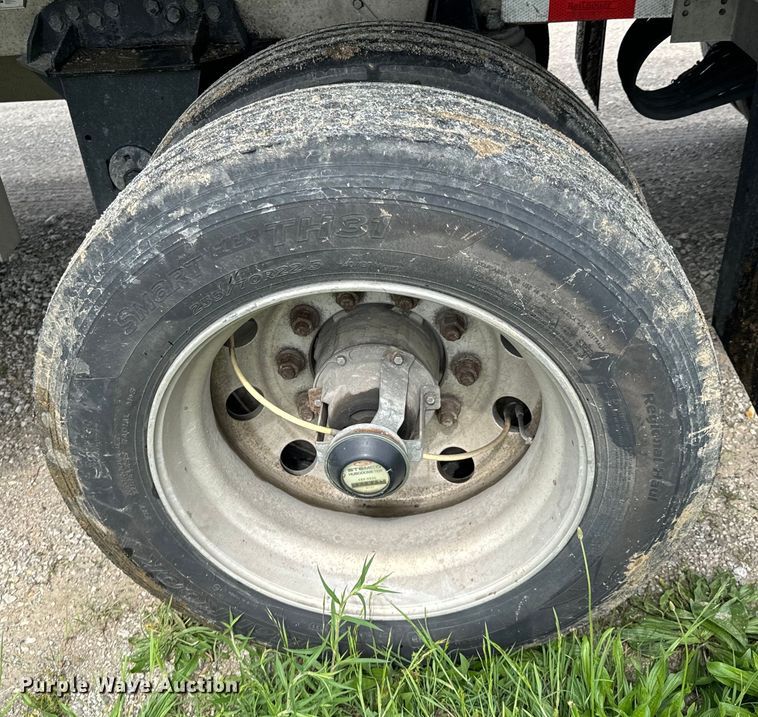 image for item DX0527 2020 Reitnouer flatbed trailer