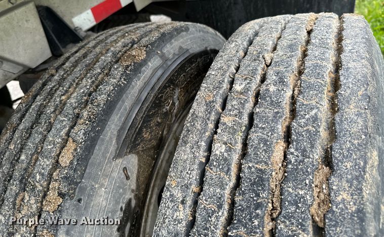 image for item DX0527 2020 Reitnouer flatbed trailer