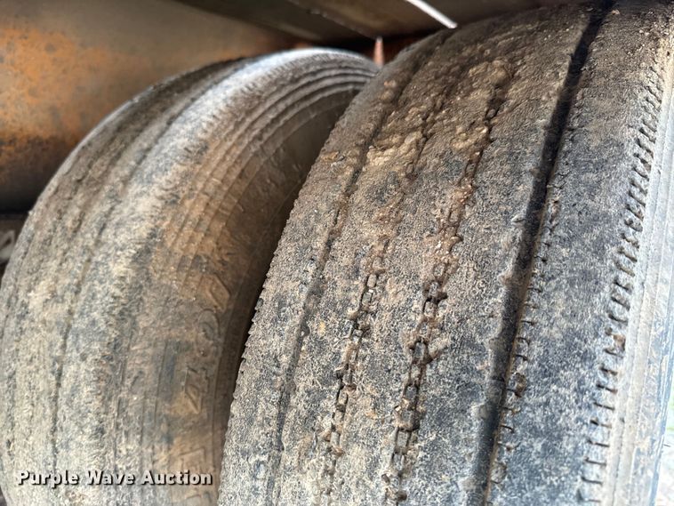 image for item DX0532 2007 Kaufman drop deck equipment trailer