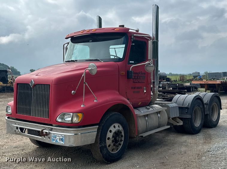 image for item DX0533 2001 International 9200i semi truck