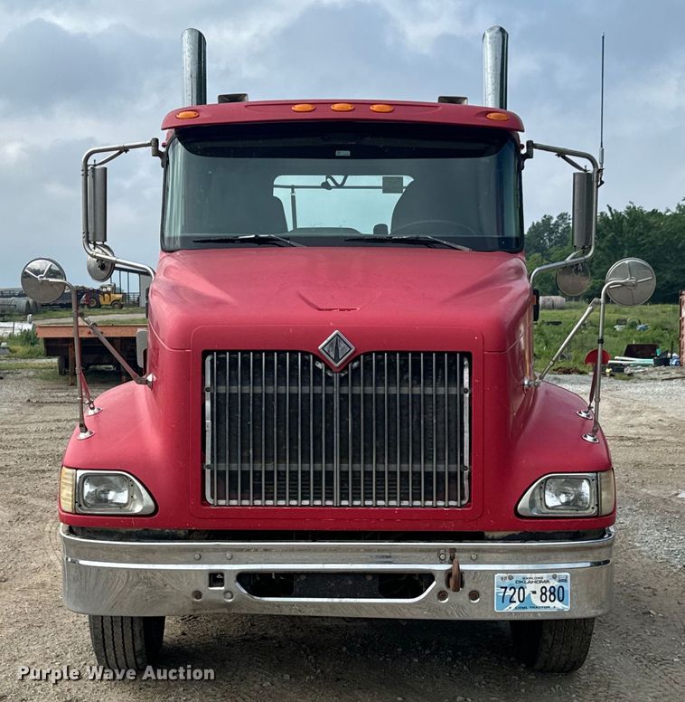 image for item DX0533 2001 International 9200i semi truck