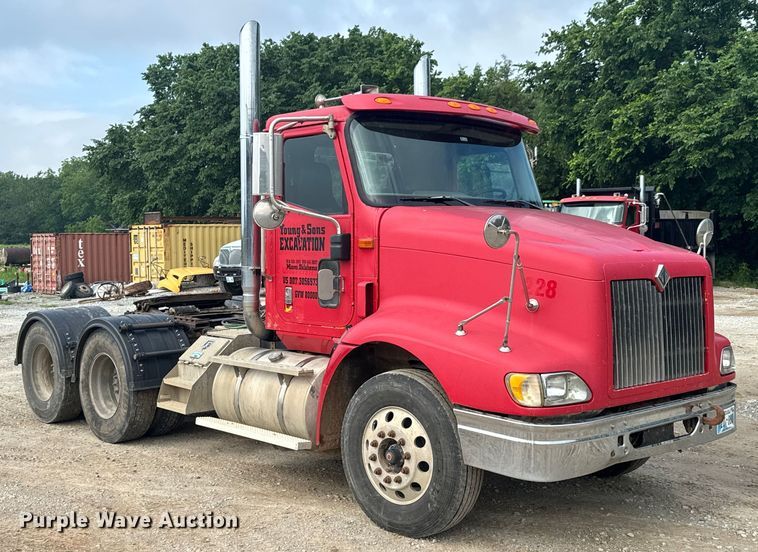 image for item DX0533 2001 International 9200i semi truck