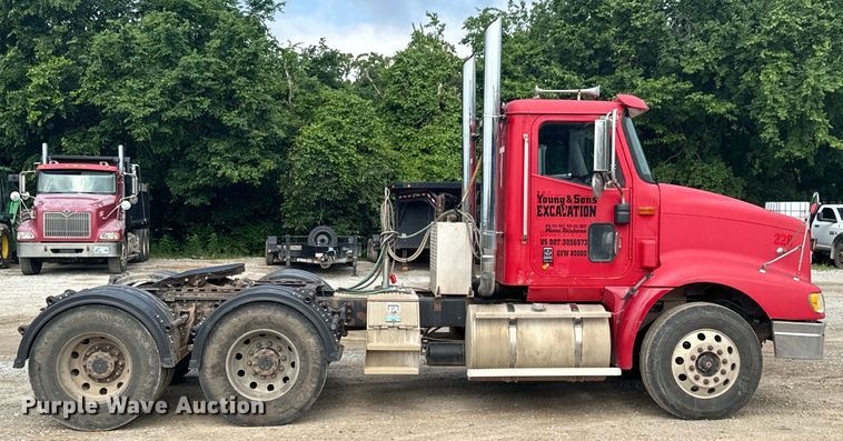 image for item DX0533 2001 International 9200i semi truck