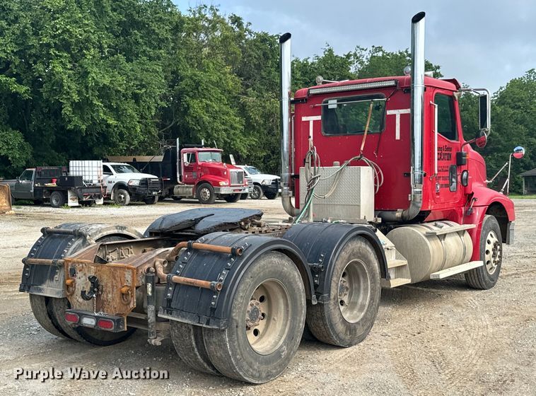 image for item DX0533 2001 International 9200i semi truck