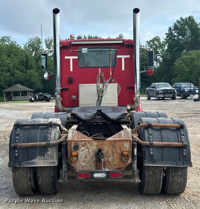 image for item DX0533 2001 International 9200i semi truck