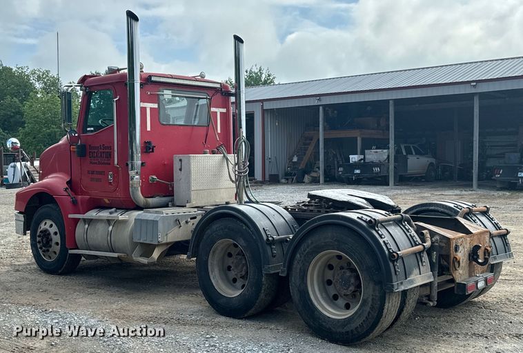 image for item DX0533 2001 International 9200i semi truck