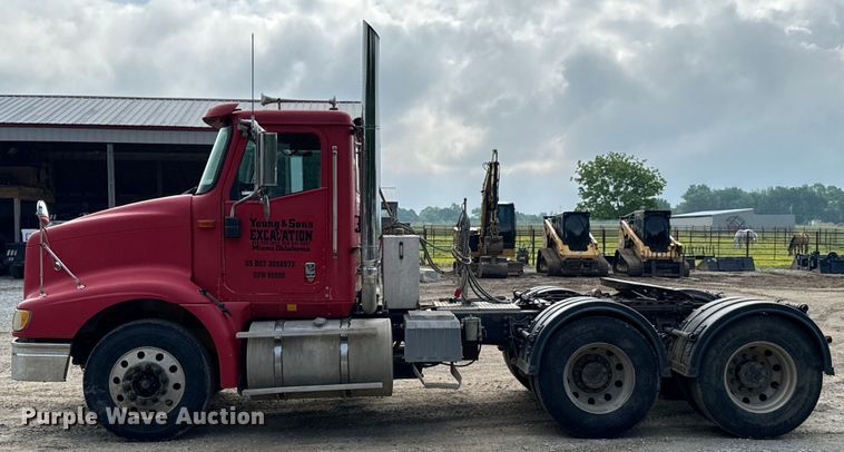 image for item DX0533 2001 International 9200i semi truck