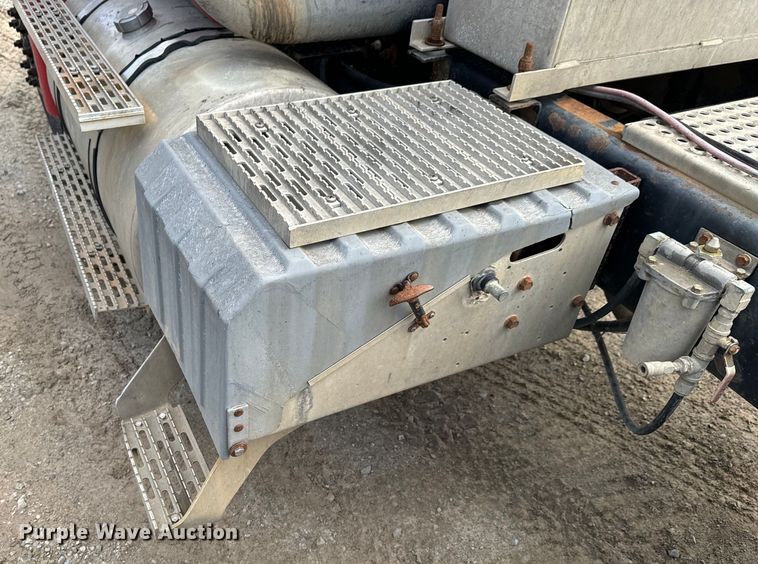 image for item DX0533 2001 International 9200i semi truck