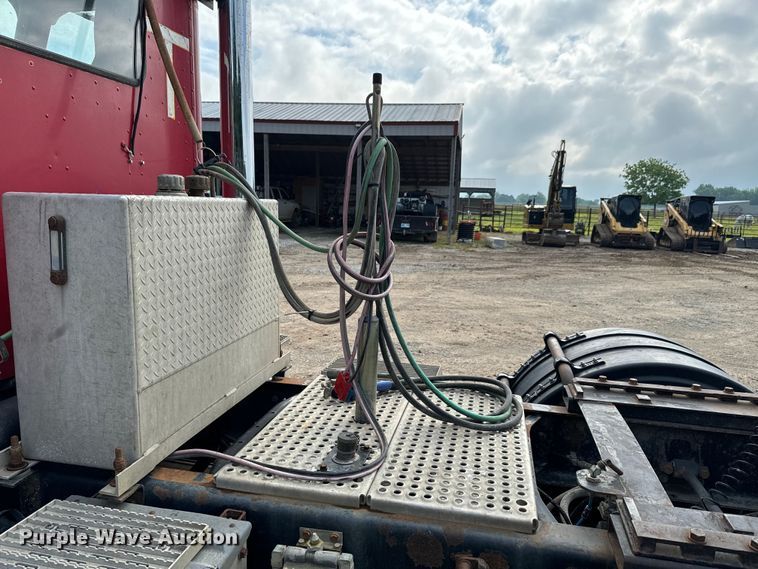 image for item DX0533 2001 International 9200i semi truck