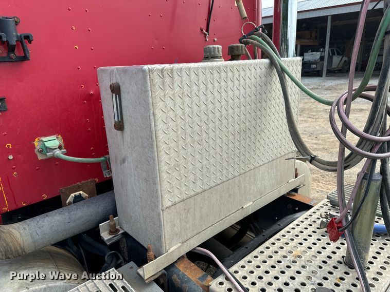 image for item DX0533 2001 International 9200i semi truck