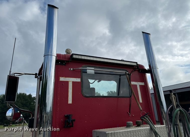 image for item DX0533 2001 International 9200i semi truck