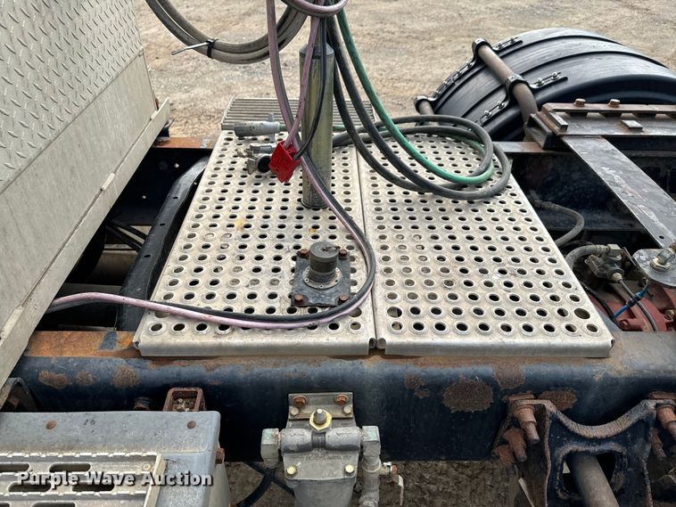 image for item DX0533 2001 International 9200i semi truck