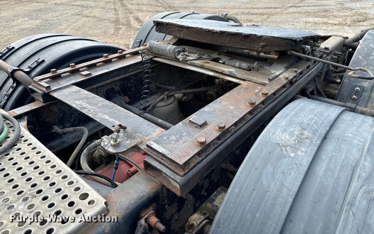 image for item DX0533 2001 International 9200i semi truck