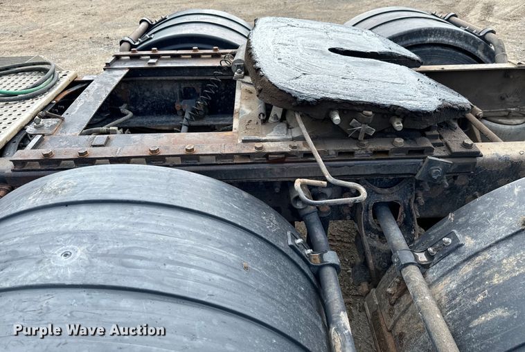 image for item DX0533 2001 International 9200i semi truck