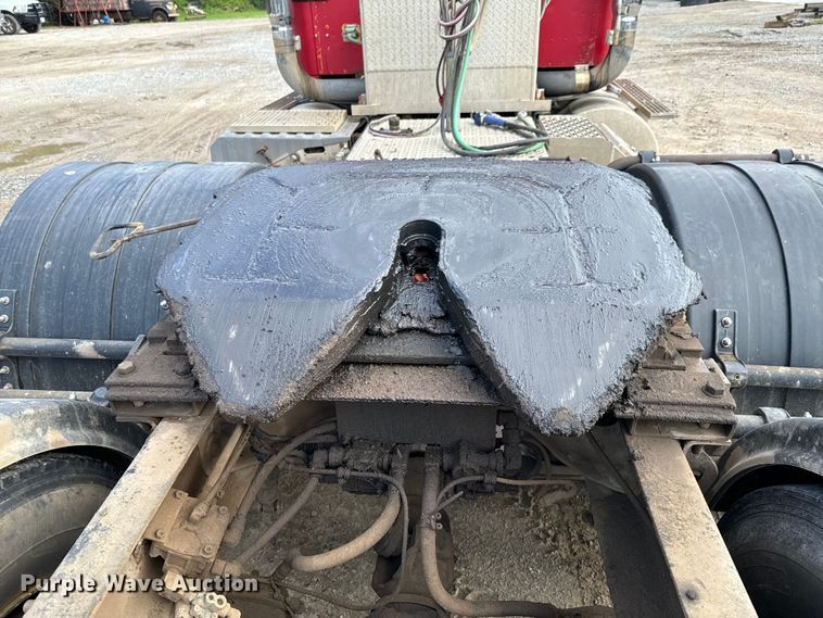 image for item DX0533 2001 International 9200i semi truck