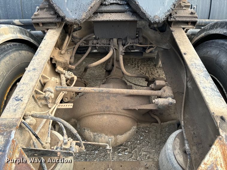 image for item DX0533 2001 International 9200i semi truck