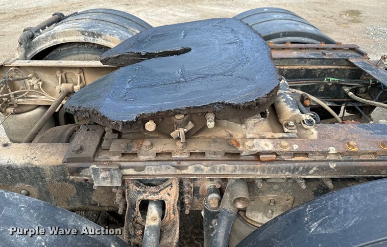 image for item DX0533 2001 International 9200i semi truck