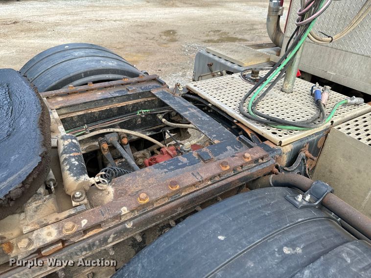 image for item DX0533 2001 International 9200i semi truck