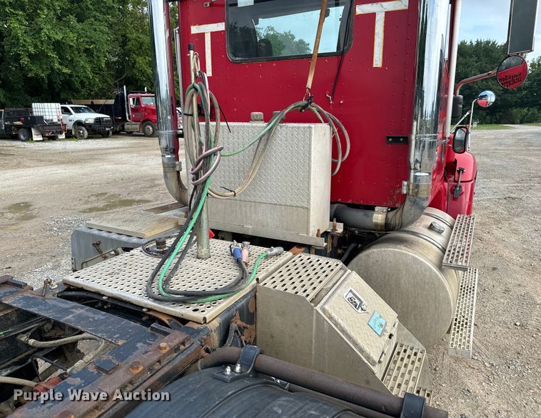 image for item DX0533 2001 International 9200i semi truck