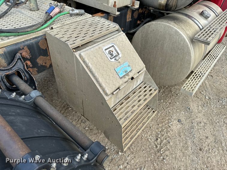 image for item DX0533 2001 International 9200i semi truck