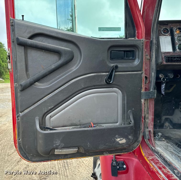 image for item DX0533 2001 International 9200i semi truck