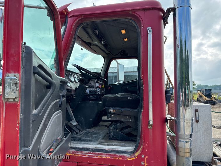 image for item DX0533 2001 International 9200i semi truck