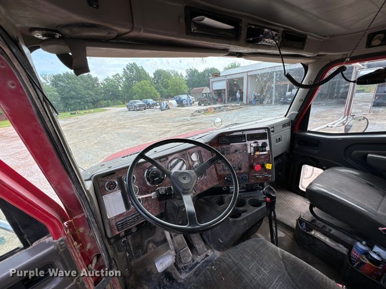 image for item DX0533 2001 International 9200i semi truck