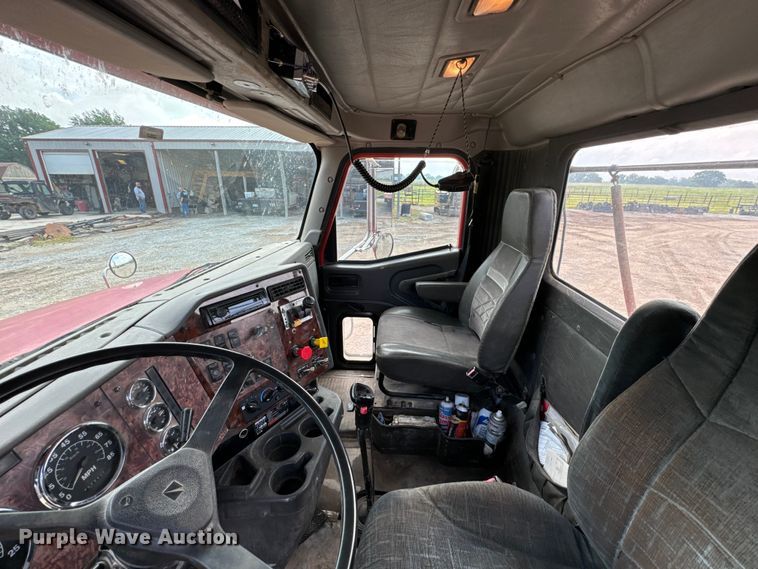 image for item DX0533 2001 International 9200i semi truck