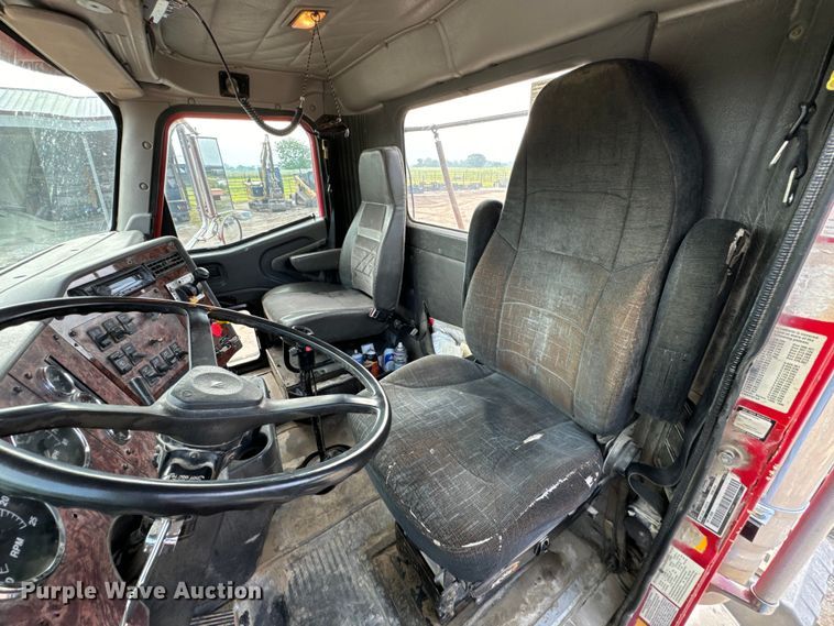 image for item DX0533 2001 International 9200i semi truck