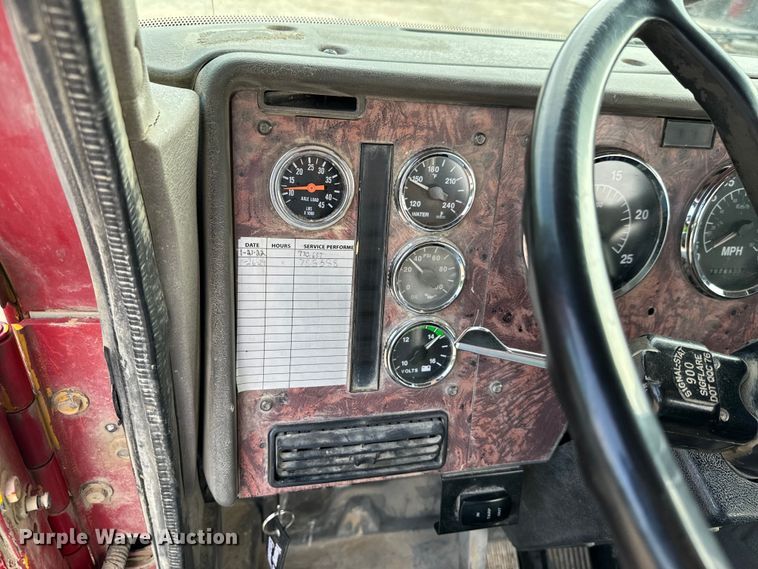 image for item DX0533 2001 International 9200i semi truck