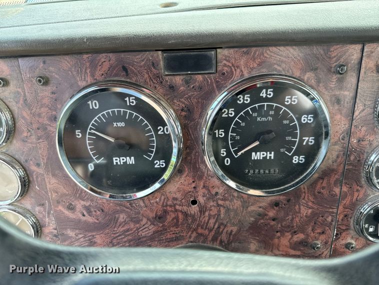 image for item DX0533 2001 International 9200i semi truck