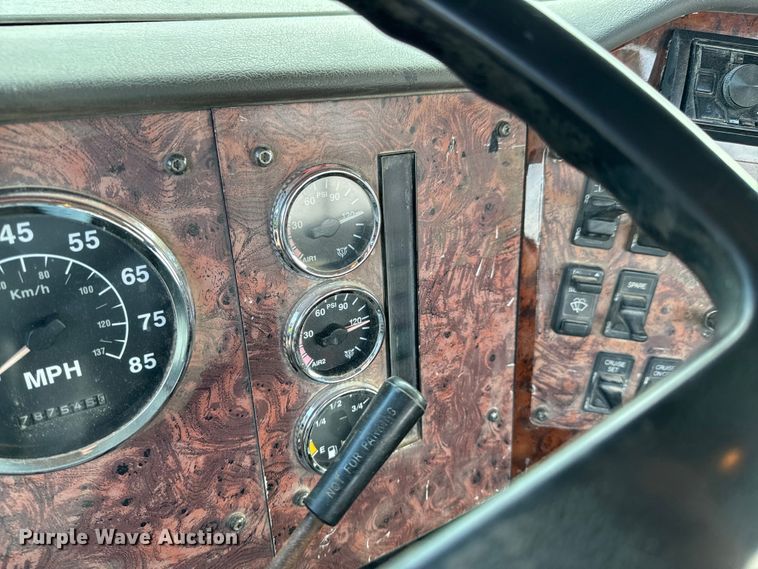 image for item DX0533 2001 International 9200i semi truck