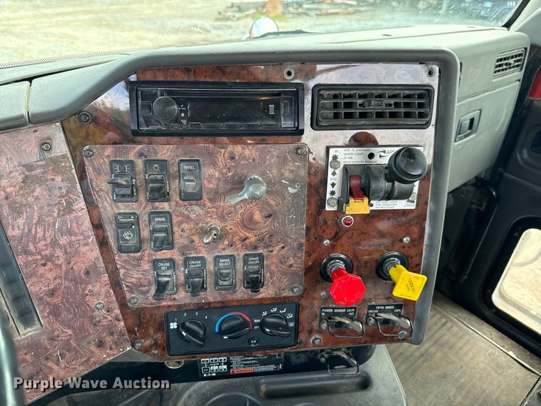 image for item DX0533 2001 International 9200i semi truck