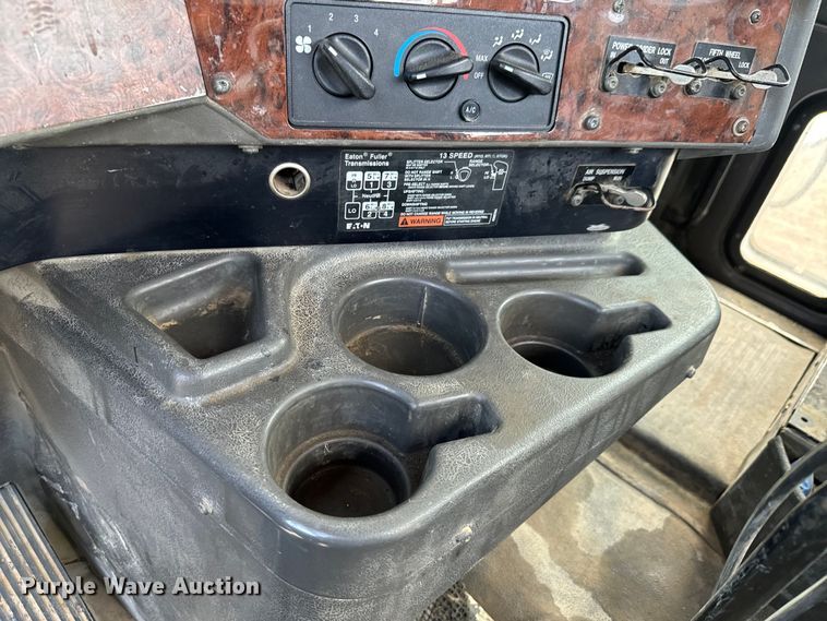 image for item DX0533 2001 International 9200i semi truck