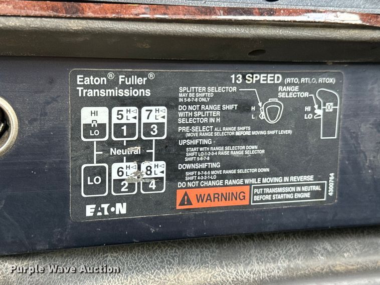 image for item DX0533 2001 International 9200i semi truck